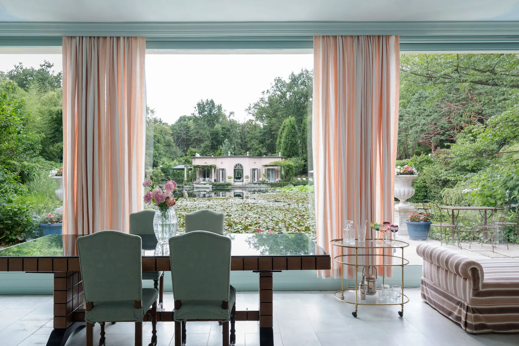 Nest Italy: Mirror Villa with Private Lake